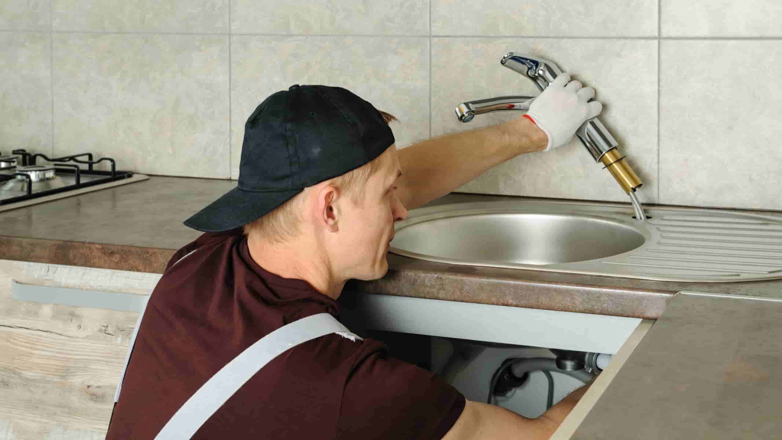 What is the average cost of hiring a plumber in Hobart?